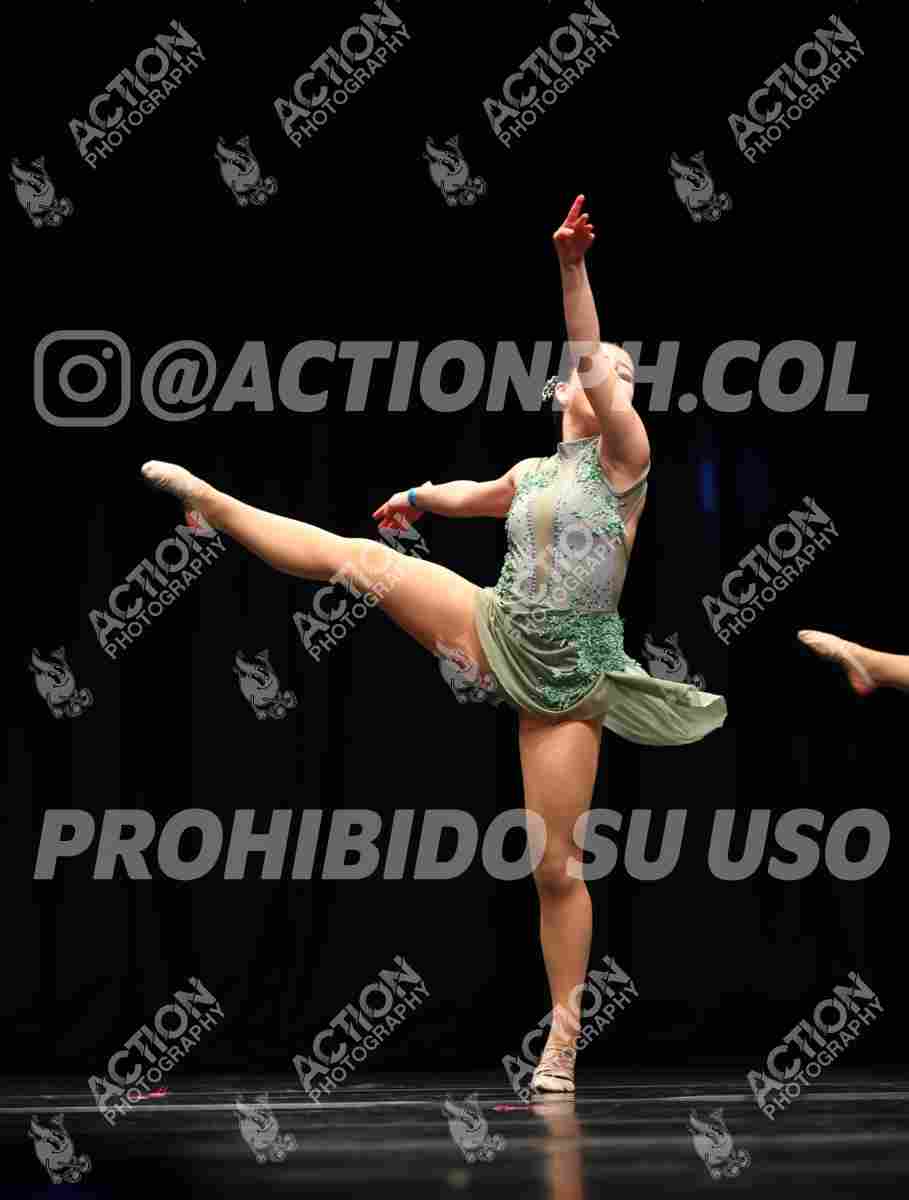 Preview de Hold My Hand - Isabella Hernandez, Sophia Rudas