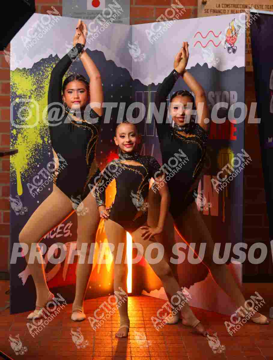 Preview de Tribe - Elena Robles, Gabriela Wallis, Andrea Echeverry